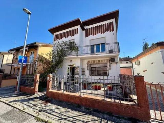 Villa in vendita a Lagosanto FE