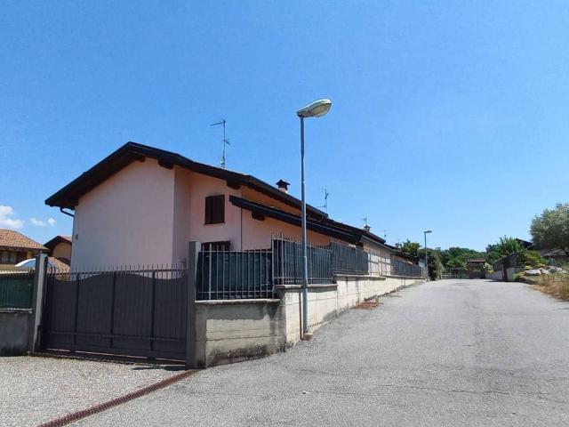 Villa in vendita a Leggiuno VA