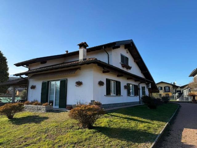 Villa in vendita a Leggiuno VA