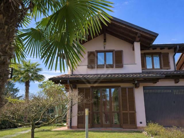 Villa in vendita a Leggiuno VA