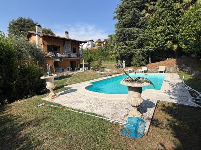 Villa in vendita a Leggiuno VA