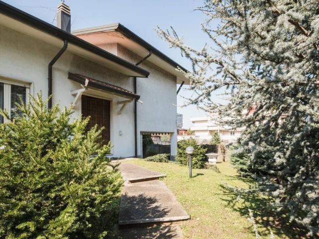 Villa in vendita a Legnano MI