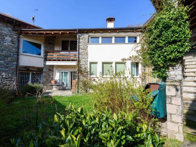 Rustico / Casale in vendita a Lesa NO