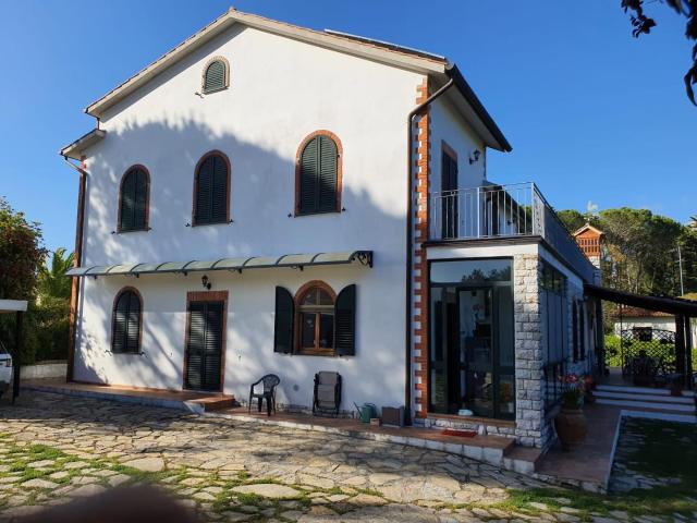 Villa in vendita a Livorno in Ottimo composto da 11vani