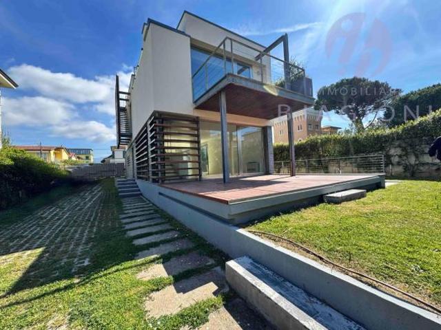 Villa in vendita a Lido di Camaiore Camaiore 270 mq Rif: 1405603
