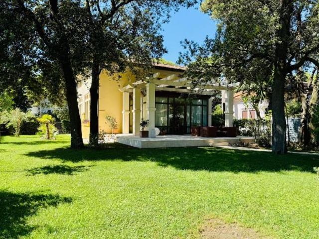 Villa in vendita a Lido di Camaiore Camaiore 330 mq Rif: 1347404