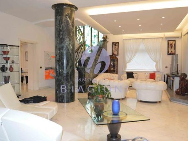 Villa in vendita a Lido di Camaiore Camaiore 380 mq Rif: 1082745