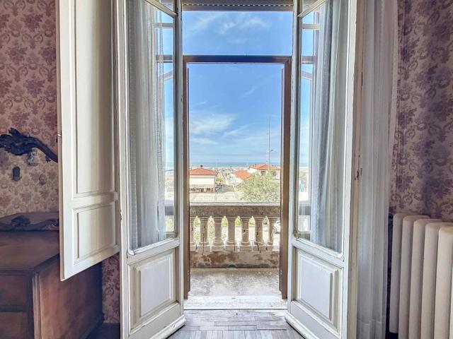 Villa in vendita a Lido di Camaiore Camaiore in Da ristrutturare composto da 8vani