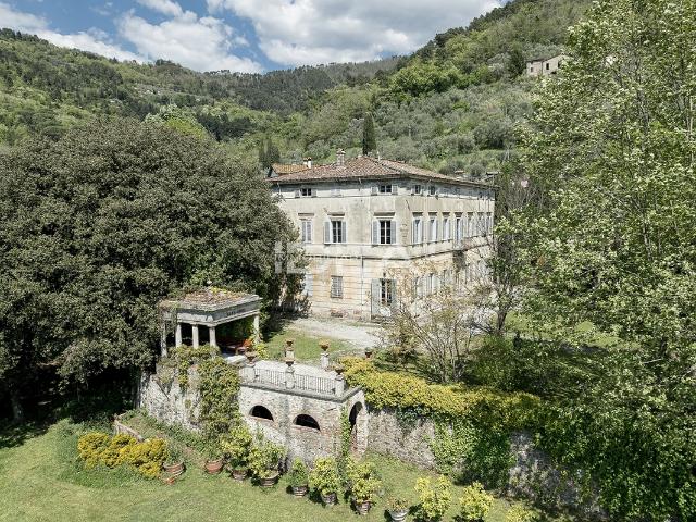 VILLA in VENDITA a LUCCA COLLINE di 12 vani