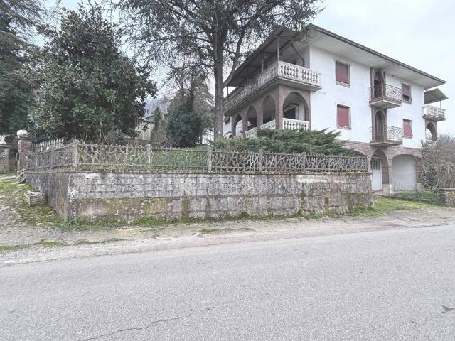 Villa in vendita a Lugagnano Val d'Arda PC
