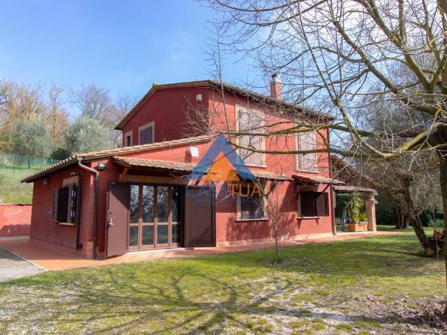 Villa in vendita a Lugnano in Teverina TR