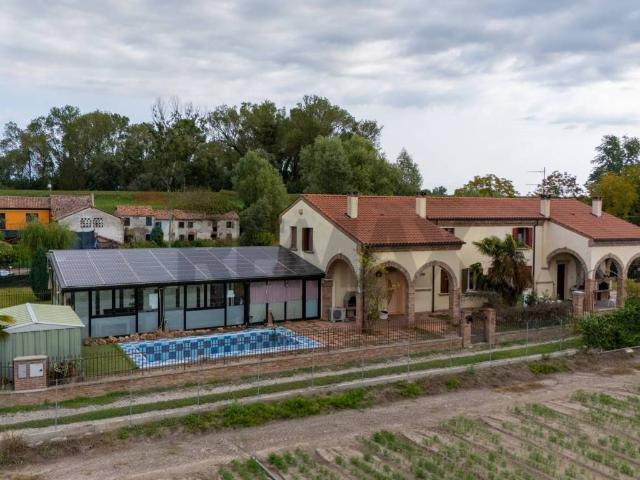 Villa in vendita a Lusia RO