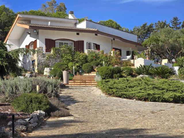 Villa in vendita a Mola di Bari BA