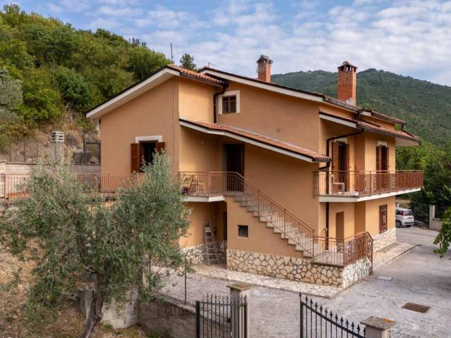 Villa in vendita a Mompeo RI