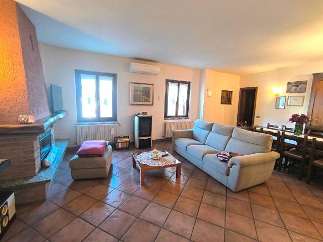 Villa in vendita a Monguzzo CO