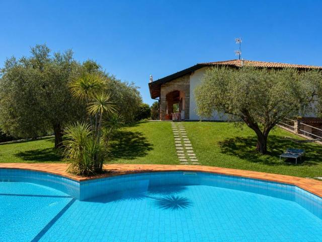 Villa in vendita a Moniga del Garda BS