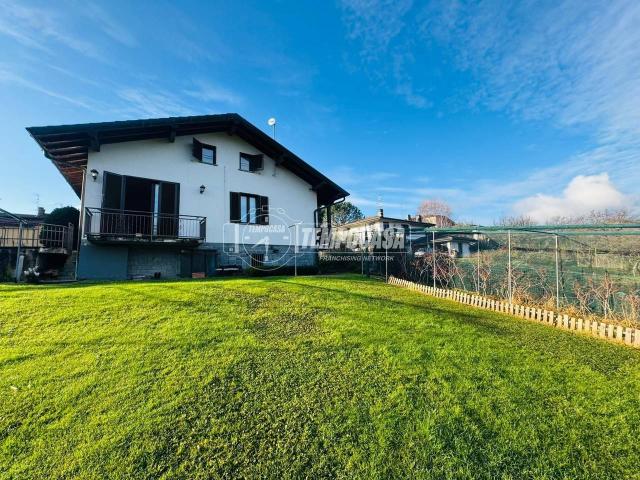 Villa in vendita a Montano Lucino