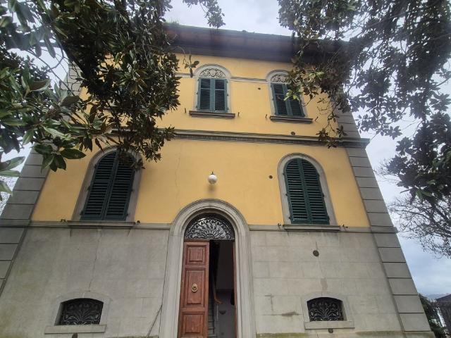 VILLA in VENDITA a MONTEVARCHI CENTRO di 10 vani