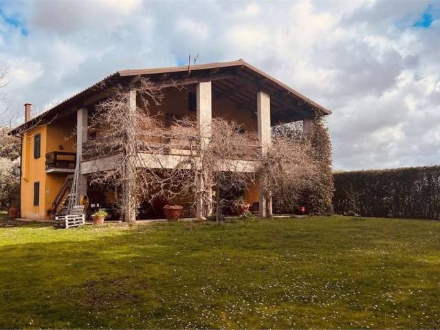 Villa in vendita a Montecarlo LU
