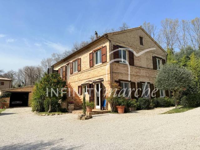 Villa in vendita a Montecosaro MC
