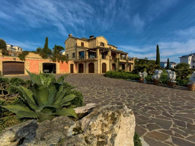 Villa in vendita a Montelupone MC