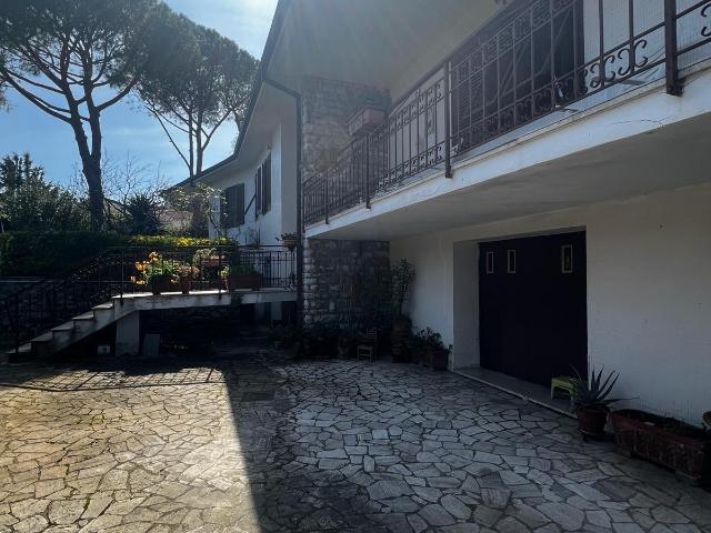 Villa in vendita a Montenero Basso Livorno in Buono composto da 7vani