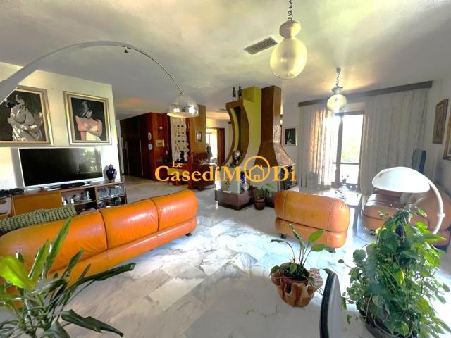 Villa in vendita a Montenero Basso Livorno in Da rivedere composto da 8vani