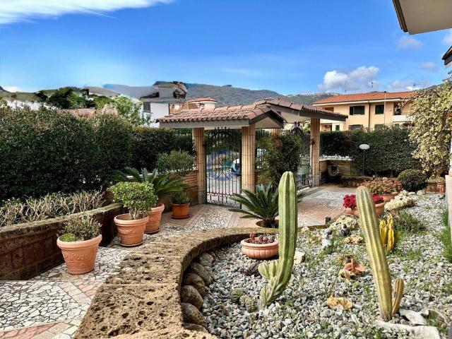 Villa in vendita a Montepaone CZ