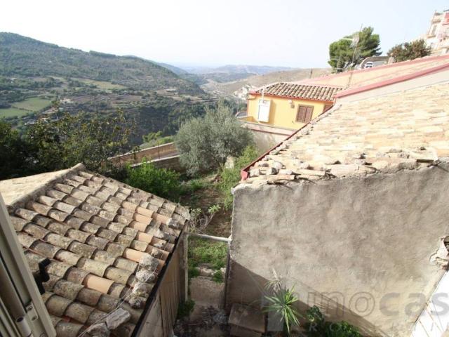 Villa in vendita a Monterosso Almo RG