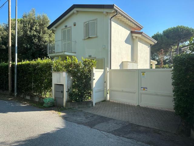 VILLA in VENDITA a MONTIGNOSO CINQUALE di 5 vani