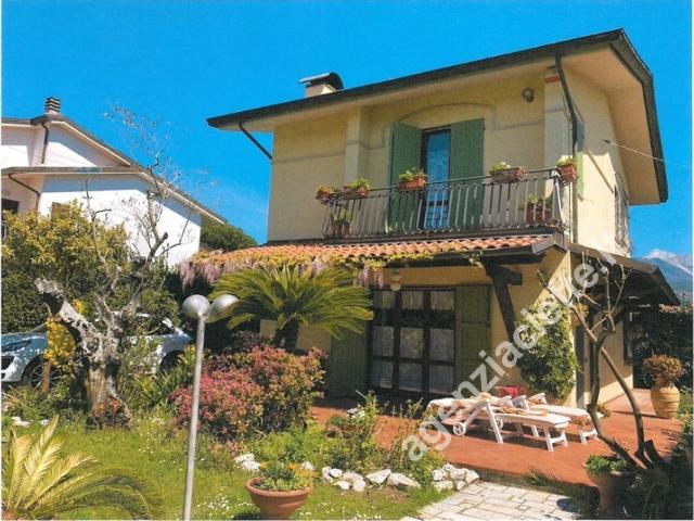 VILLA in VENDITA a MONTIGNOSO Cinquale di 6 vani