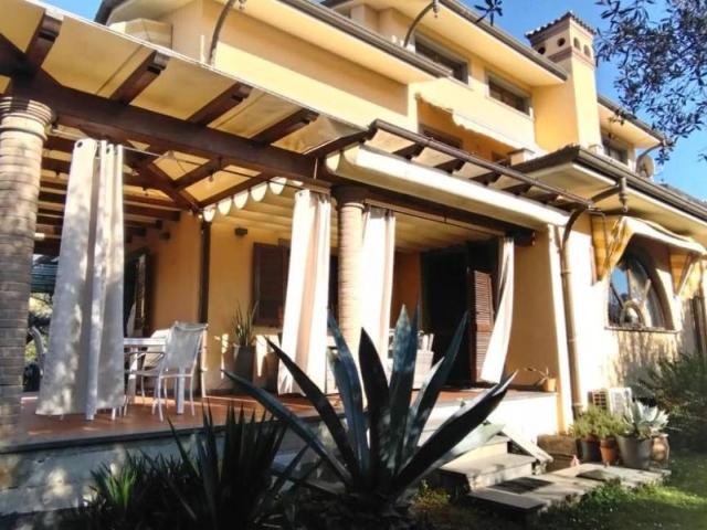 Villa in vendita a Montignoso MS