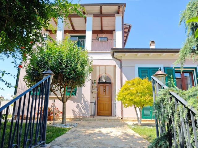 Villa in vendita a Mosciano Sant'Angelo, Frazione Ripoli