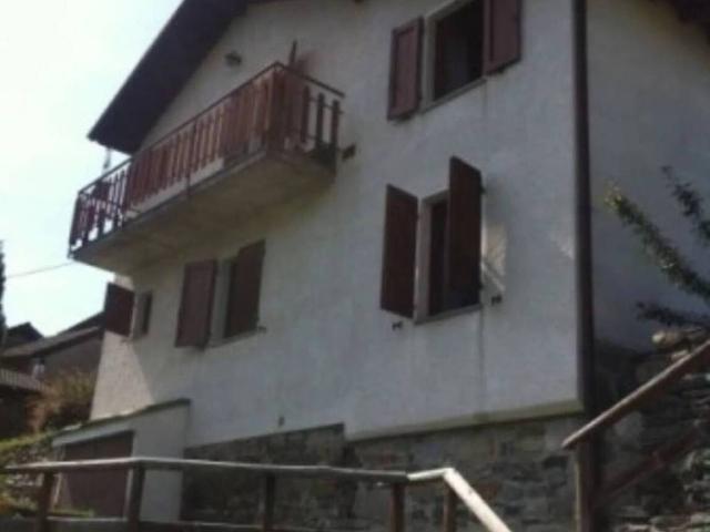 Villa in vendita a Maccagno con Pino e Veddasca VA