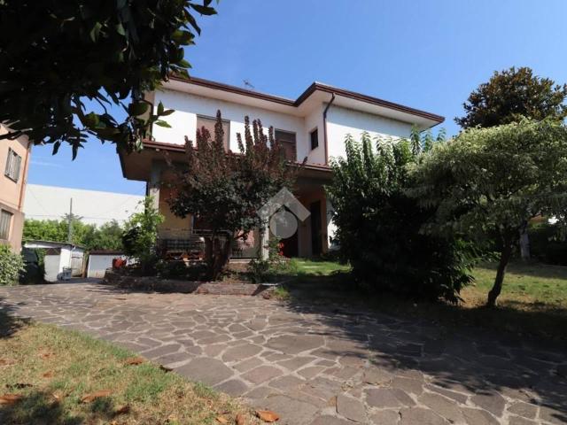 Villa in vendita a Mantova