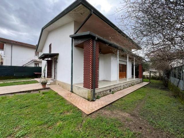 Villa in vendita a Marina di Massa Massa 140 mq Rif: 1399294