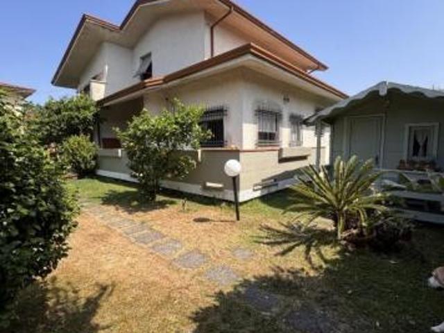 Villa in vendita a Marina di Massa Massa 260 mq Rif: 1335235