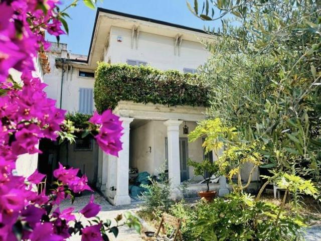 Villa in vendita a Marina di Carrara Carrara 560 mq Rif: 1407666