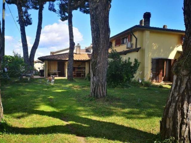Villa in vendita a Marina di Carrara Carrara 350 mq Rif: 1330768