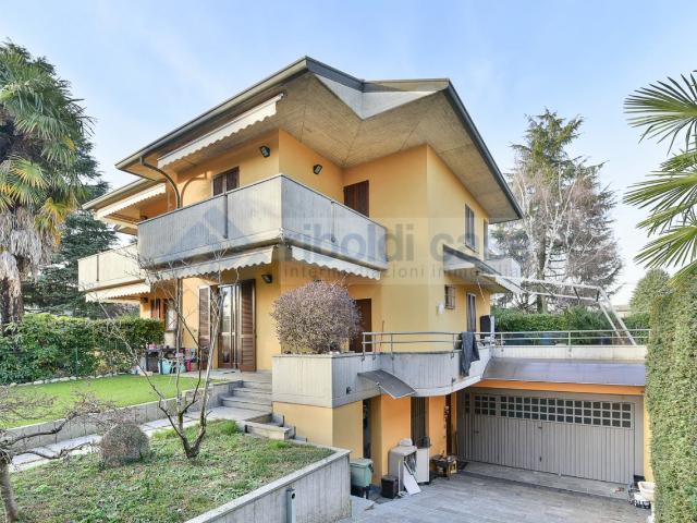 VILLA in VENDITA a MARIANO COMENSE di 4 vani