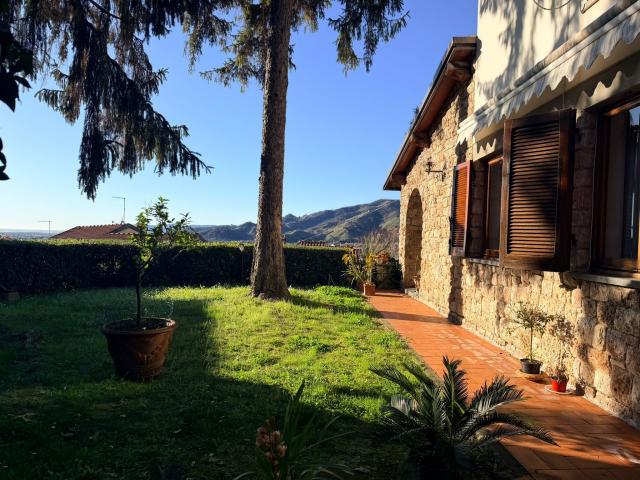 VILLA in VENDITA a MASSA CENTRO di 11 vani