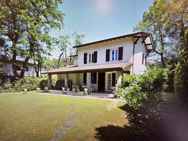 VILLA in VENDITA a MASSA Marina di Massa di 7 vani