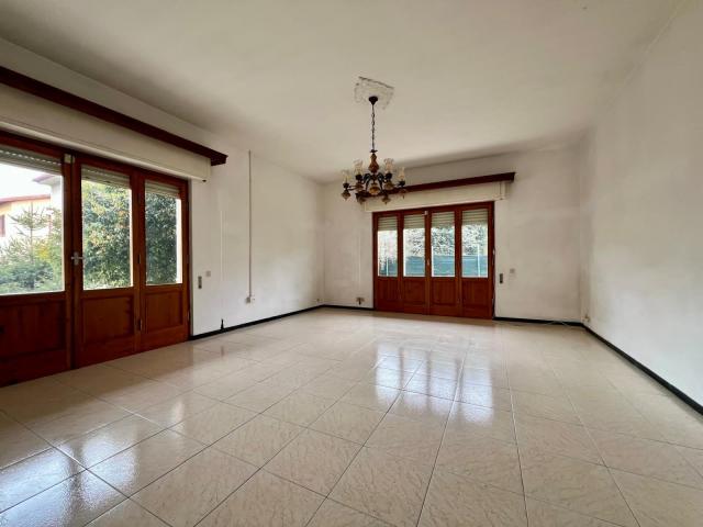 VILLA in VENDITA a MASSA MARINA DI MASSA di 7 vani