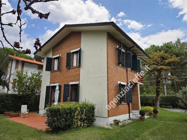 VILLA in VENDITA a MASSA Marina di Massa di 8 vani