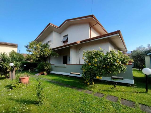 Villa in vendita a Massa MS