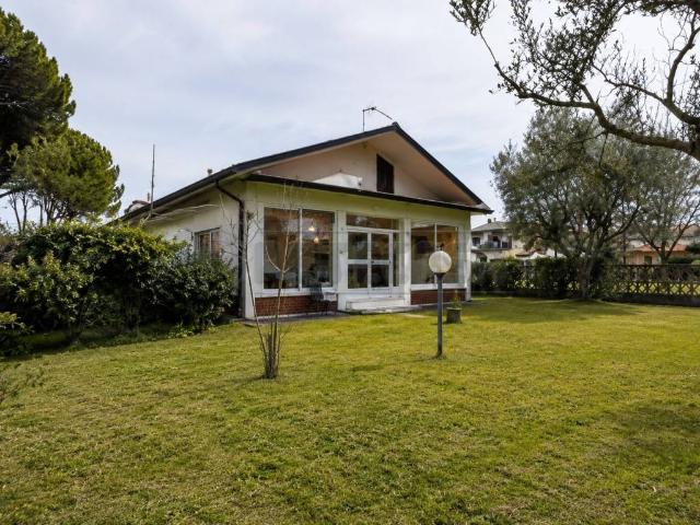 Villa in vendita a Massa MS