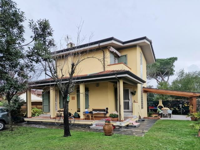 VILLA in VENDITA a MASSA POVEROMO di 6 vani