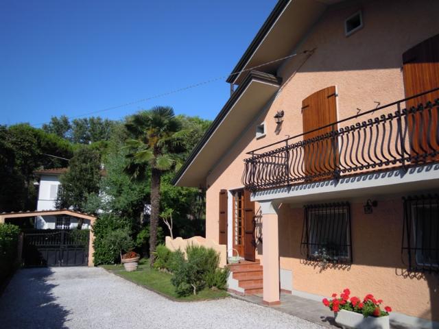 VILLA in VENDITA a MASSA POVEROMO di 9 vani