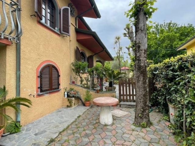 Villa in vendita a Massa via olmi