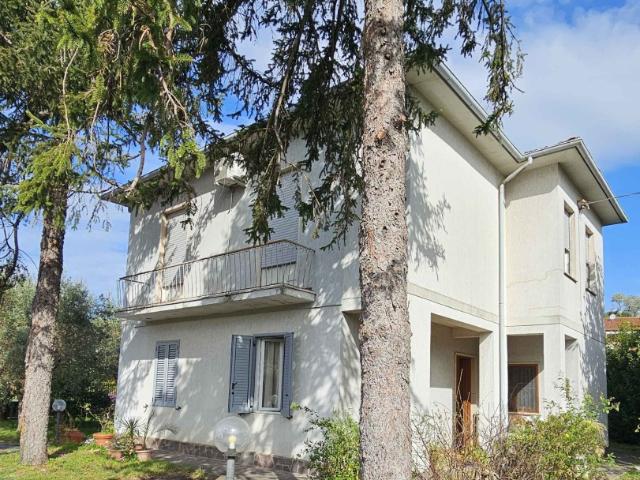 VILLA in VENDITA a MASSAROSA Centro di 7 vani